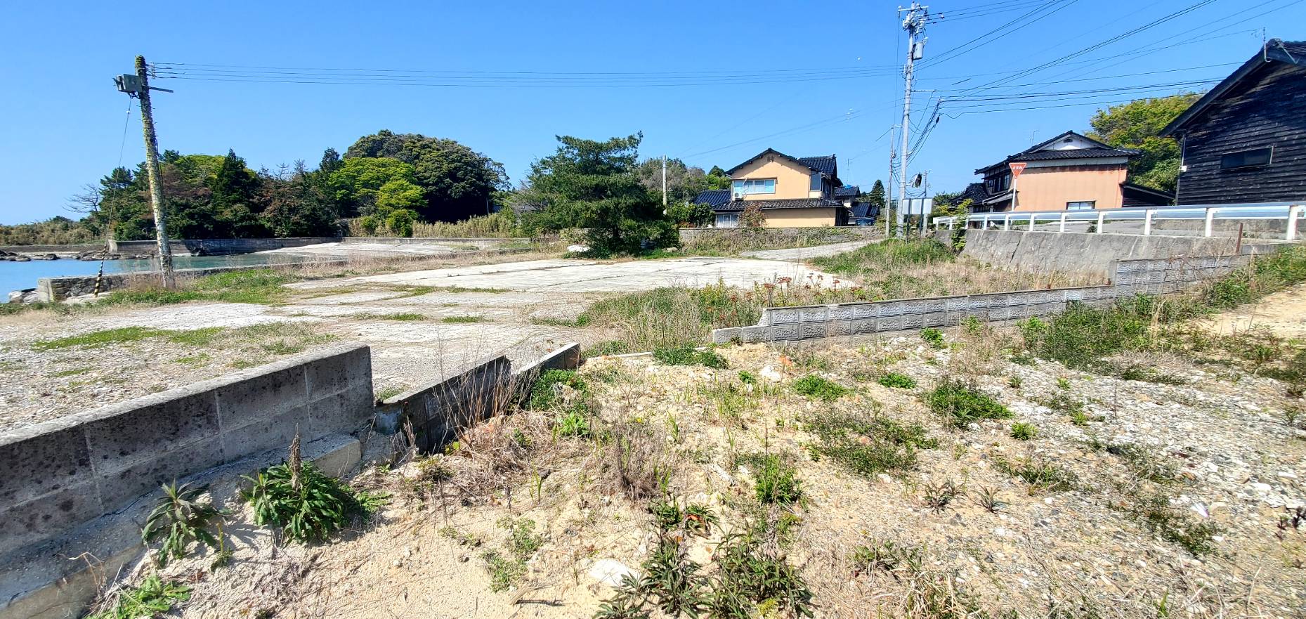 海沿いの空いた土地と能登の自然
